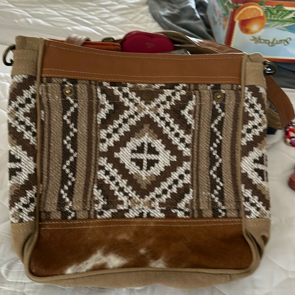 Myra large tote, pocket in front,zipper pocket in back, large strap